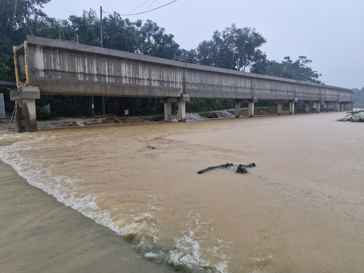 H&agrave; Tĩnh: Hơn 10.000 học sinh nghỉ học, nhiều tuyến đường bị ngập do mưa lũ- Ảnh 4.