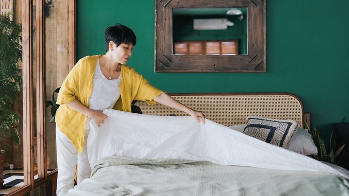 Cổ &aacute;o ố v&agrave;ng, kiến bu lọ đường, d&iacute;nh keo 502... xử l&yacute; đơn giản bất ngờ- Ảnh 3.