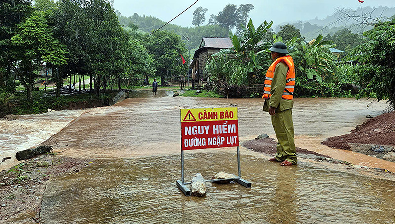 Quảng Bình: Mưa lũ cô lập 37 thôn, bản; 600 nhà dân ngập lụt- Ảnh 1.
