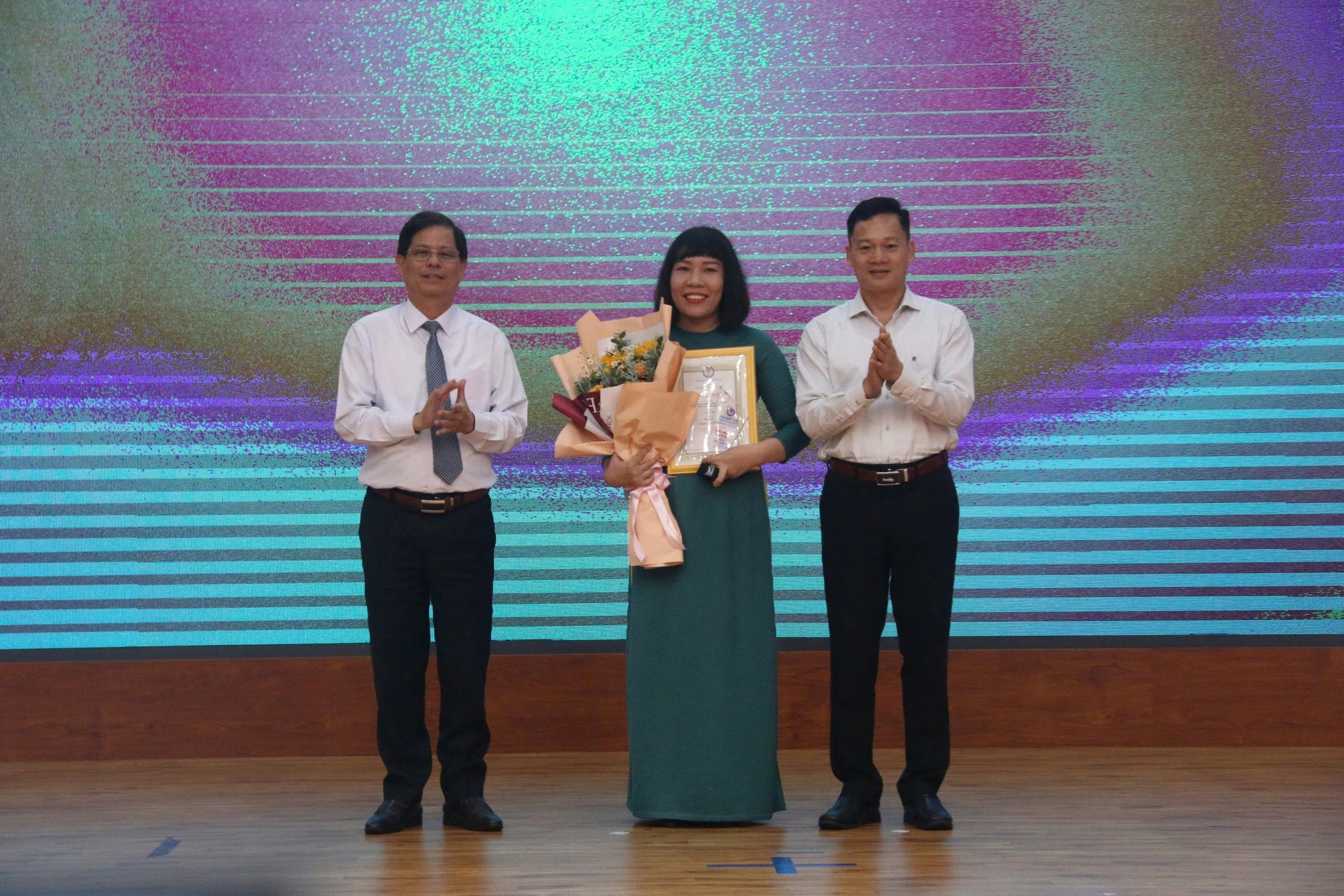 B&aacute;o Người Lao Động trao tặng 100 triệu đồng cho học sinh ngh&egrave;o Kh&aacute;nh H&ograve;a - Ảnh 8.