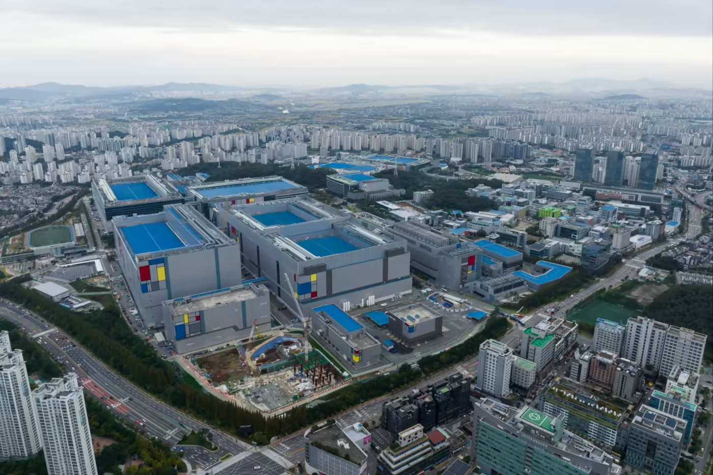 Prosecutors allege that Choi’s employees stole data from Samsung’s Hwaseong plant in Korea so they could build a plant in China © Seong Joon Cho/Bloomberg