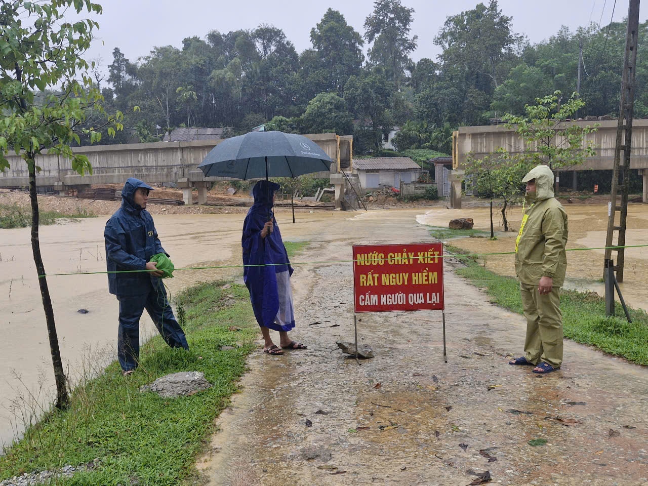 H&agrave; Tĩnh: Hơn 10.000 học sinh nghỉ học, nhiều tuyến đường bị ngập do mưa lũ- Ảnh 1.