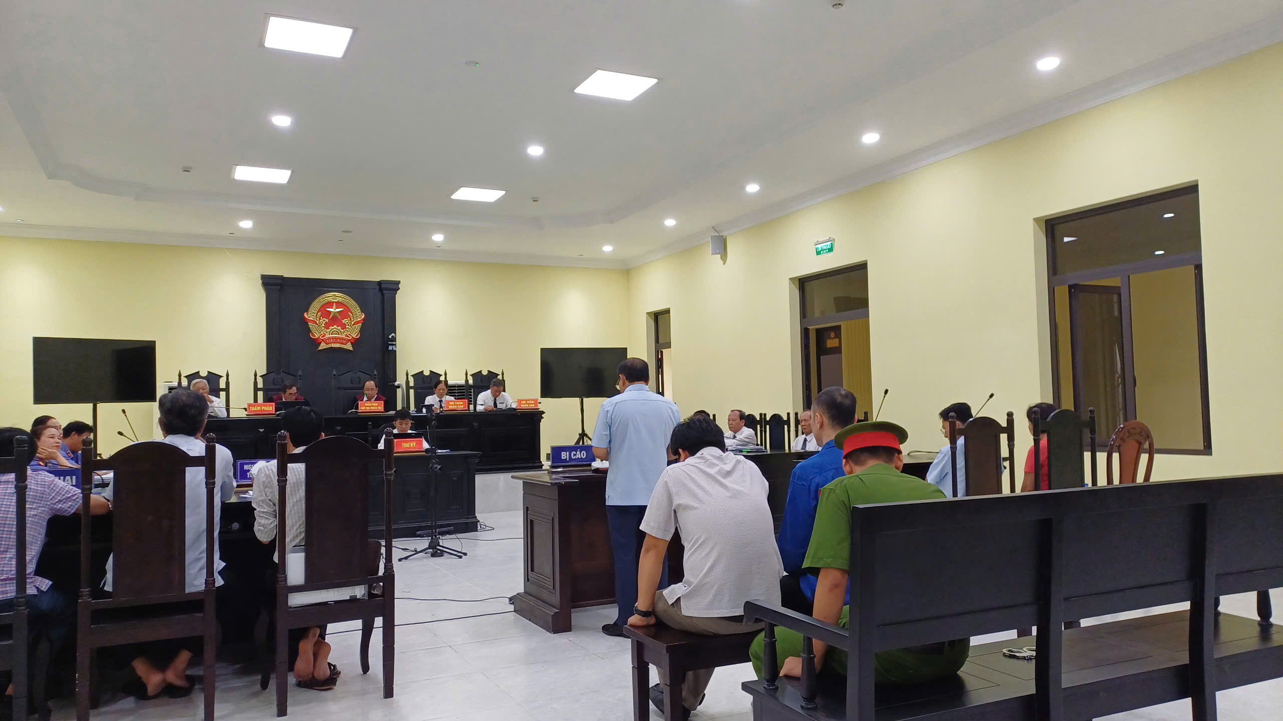 N&oacute;i lời sau c&ugrave;ng, "đại gia" điện gi&oacute; miền T&acirc;y rơi nước mắt- Ảnh 1.