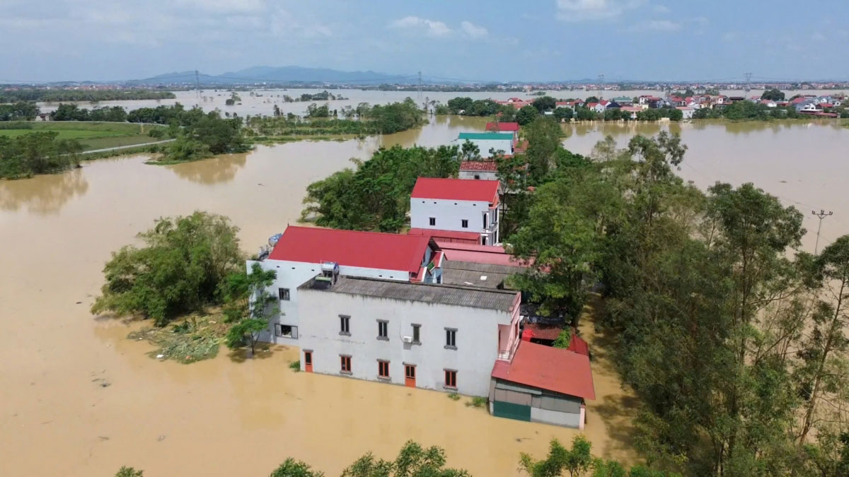 H&igrave;nh ảnh nh&agrave; d&acirc;n được hệ thống th&ocirc;ng tin v&ocirc; tuyến cơ động của ĐH B&aacute;ch khoa H&agrave; Nội truyền tải tại điếm canh đ&ecirc; Cầu Găng (huyện Y&ecirc;n Phong, tỉnh Bắc Ninh). Ảnh: DIỆU NGỌC