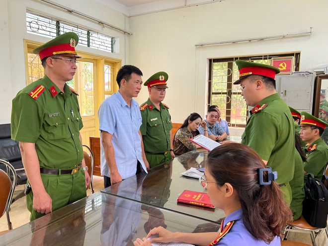 Ph&oacute; chủ tịch x&atilde; lập hồ sơ khống cấp b&igrave;a đỏ cho vợ- Ảnh 1.