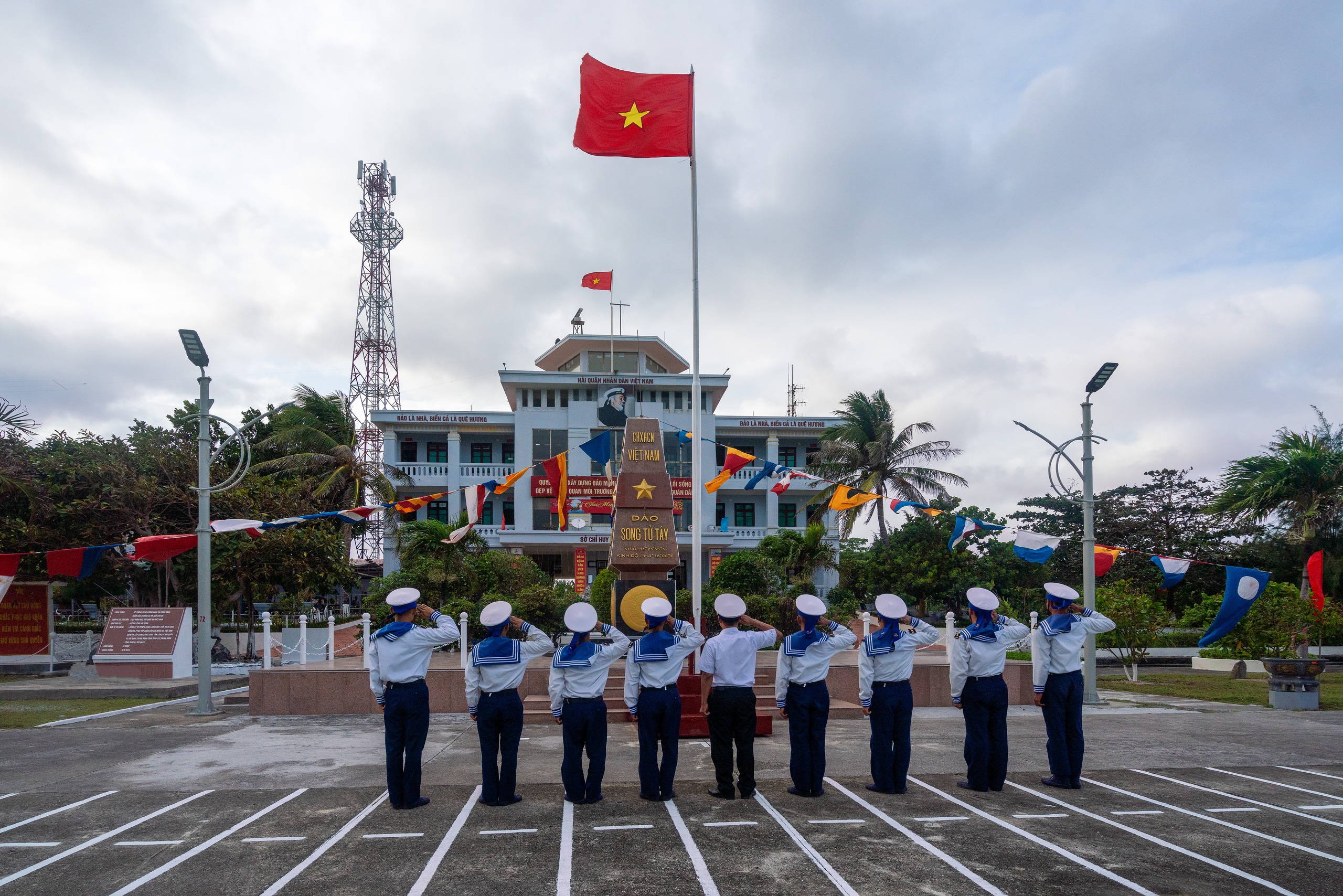 Dưới b&oacute;ng cờ Tổ Quốc (Nguyễn Phụng )