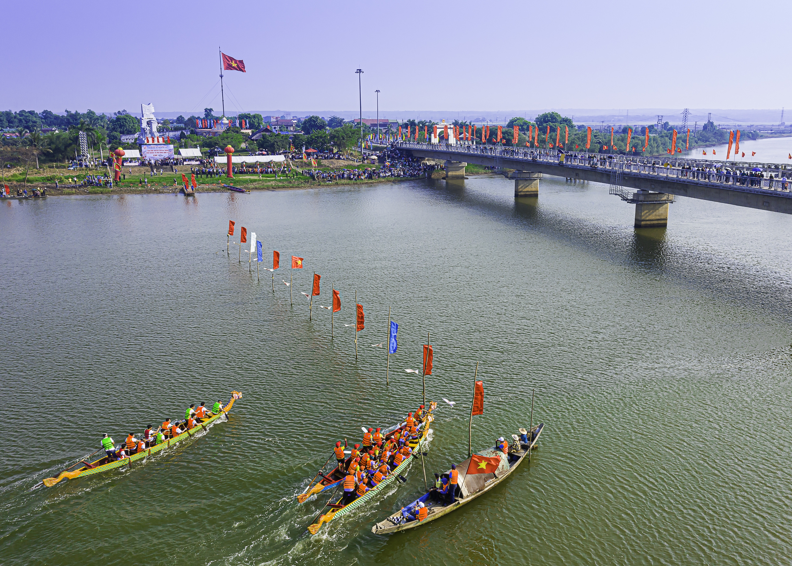 Gi&acirc;y ph&uacute;t vinh quang Nguyễn Hữu Tấn