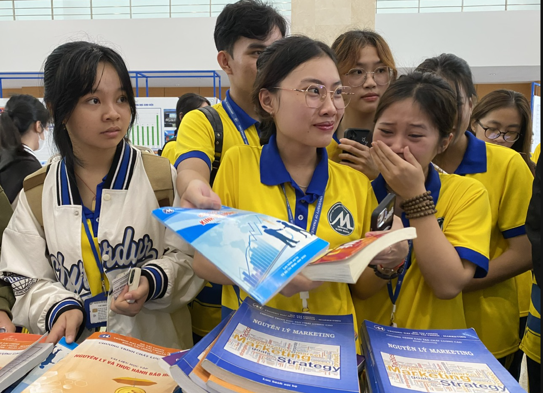 Sinh vi&ecirc;n Trường ĐH T&agrave;i ch&iacute;nh - Marketing được trao tặng 8.000 đầu s&aacute;ch- Ảnh 1.