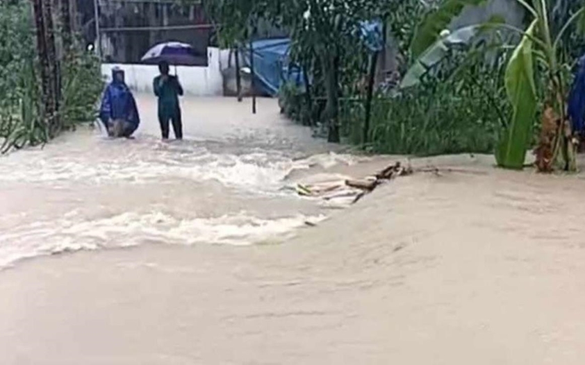 Qua cầu tr&agrave;n, 3 mẹ con đi xe đạp điện bị lũ cuốn tr&ocirc;i