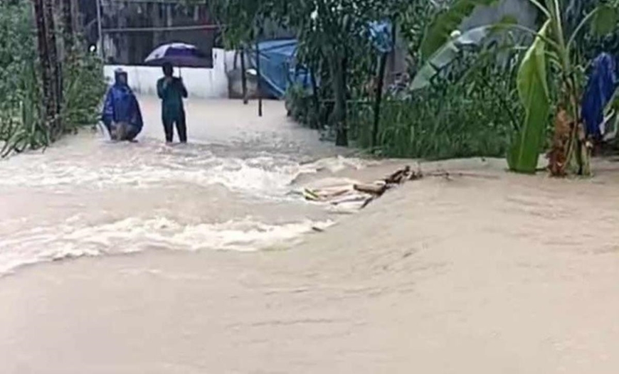 Qua cầu tr&agrave;n, 3 mẹ con đi xe đạp điện bị lũ cuốn tr&ocirc;i- Ảnh 1.