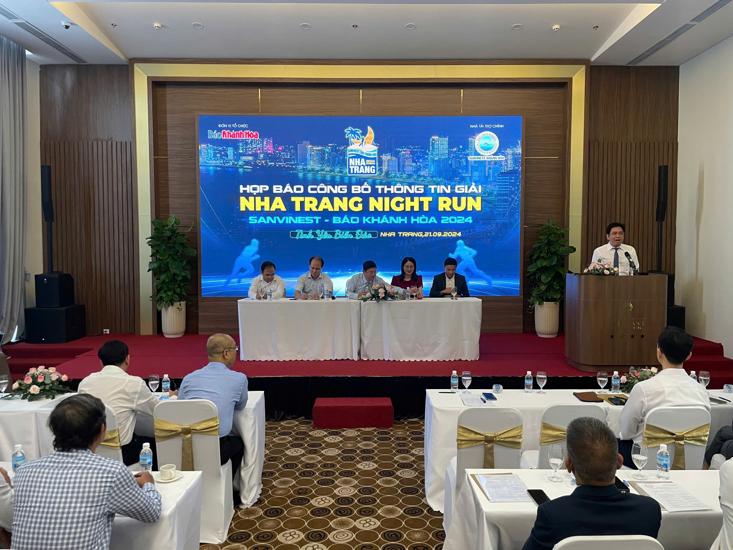 "Nha Trang Night Run" - giải chạy đ&ecirc;m đầu ti&ecirc;n tại phố biển- Ảnh 1.