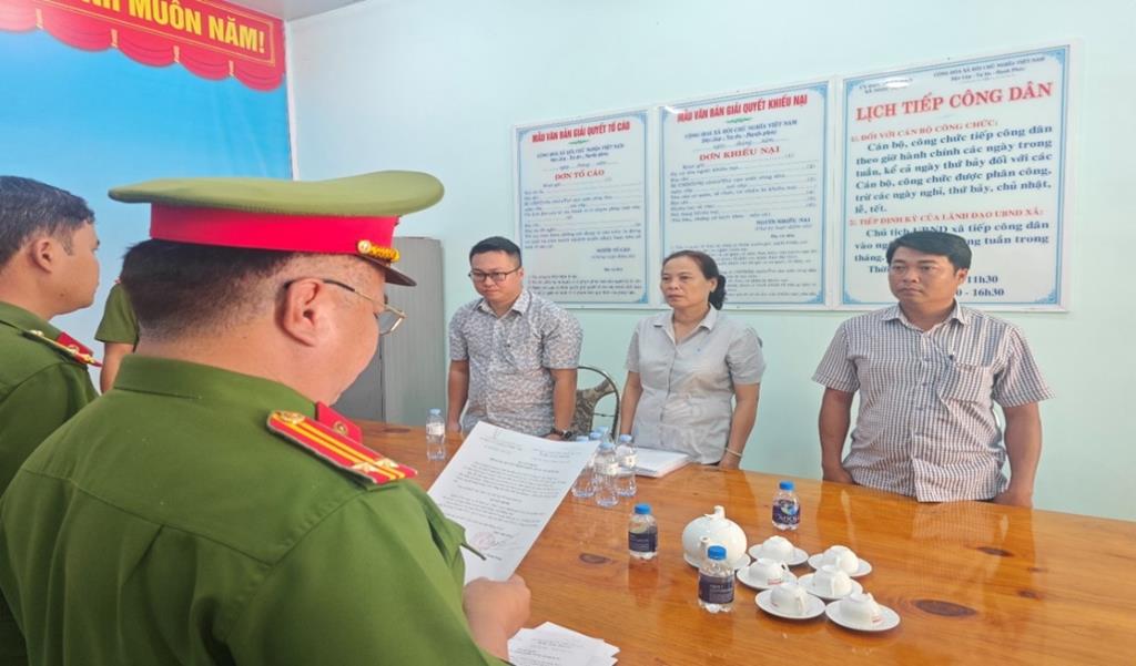 Bắt giam 2 l&atilde;nh đạo x&atilde; c&ugrave;ng thuộc cấp ở Đồng Nai li&ecirc;n quan vụ khai th&aacute;c đ&aacute; tr&aacute;i ph&eacute;p- Ảnh 1.