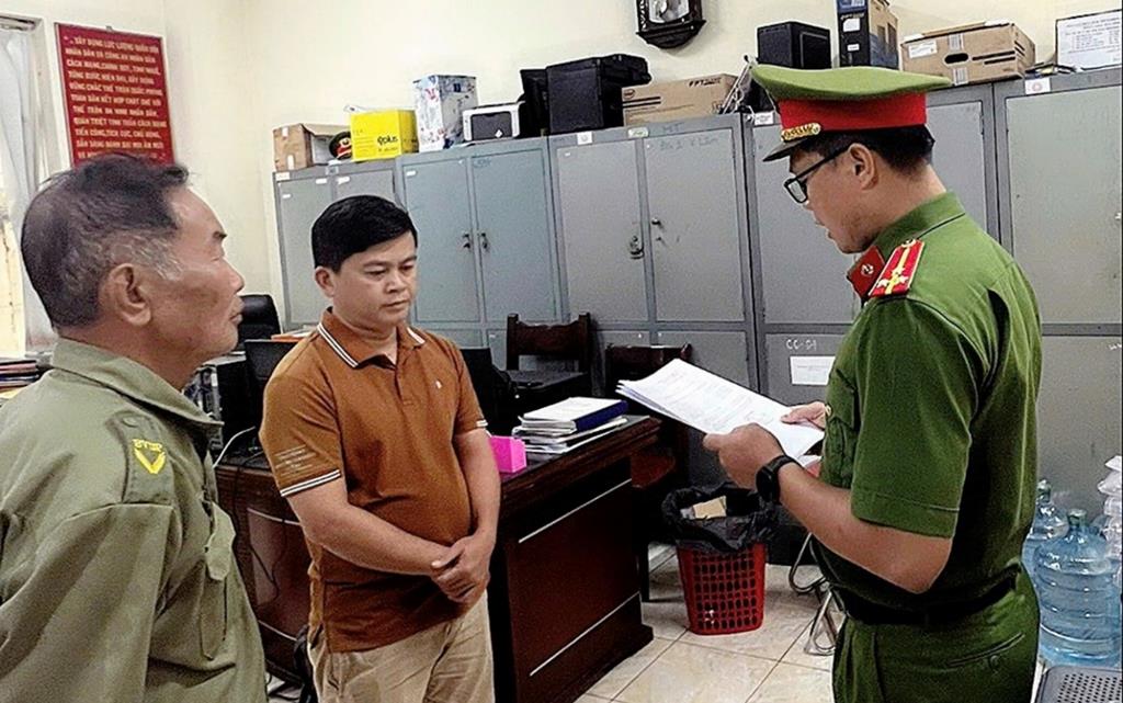Bắt giam 2 l&atilde;nh đạo x&atilde; c&ugrave;ng thuộc cấp ở Đồng Nai li&ecirc;n quan vụ khai th&aacute;c đ&aacute; tr&aacute;i ph&eacute;p- Ảnh 2.