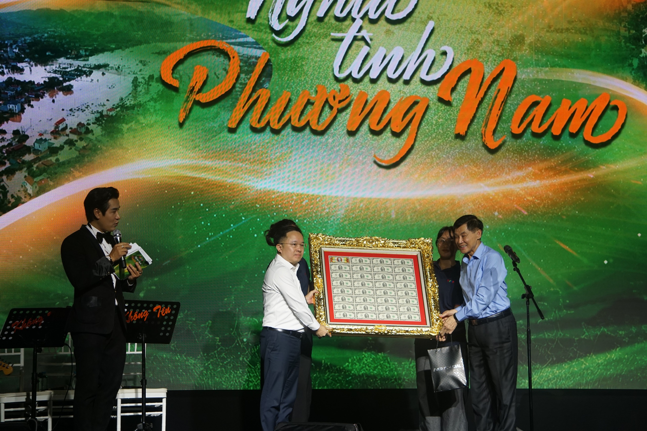 Đ&ecirc;m nhạc "Nghĩa t&igrave;nh phương Nam" quy&ecirc;n g&oacute;p gần 5,3 tỉ t&aacute;i thiết th&ocirc;n L&agrave;ng Nủ- Ảnh 2.