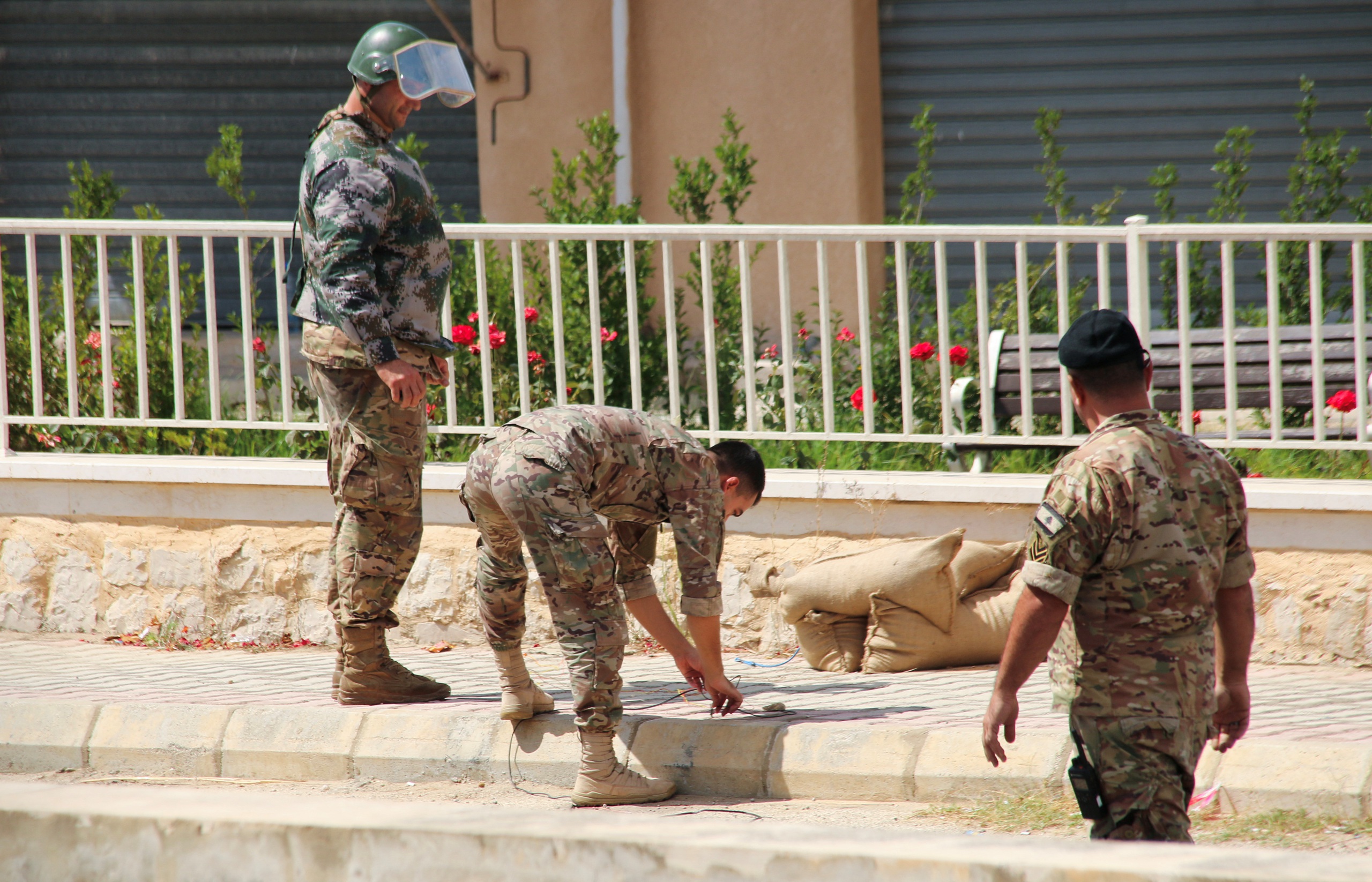 Binh l&iacute;nh Lebanon cho nổ pin một thiết bị li&ecirc;n lạc ở thị trấn Qlayaa, miền Nam Lebanon. Ảnh: Reuters