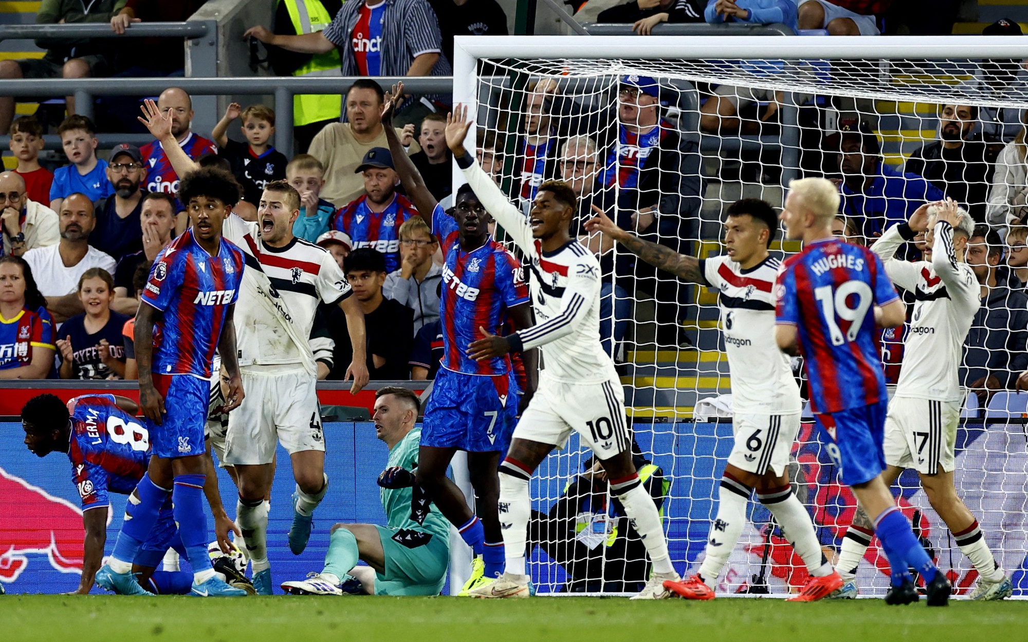 Người cũ gieo sầu, Man United bị cầm chân ở Selhurst Park