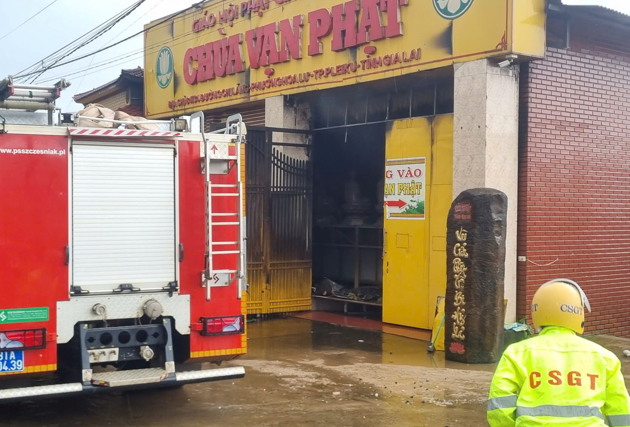 Ch&aacute;y ch&ugrave;a Vạn Phật giữa l&uacute;c trời mưa- Ảnh 3.