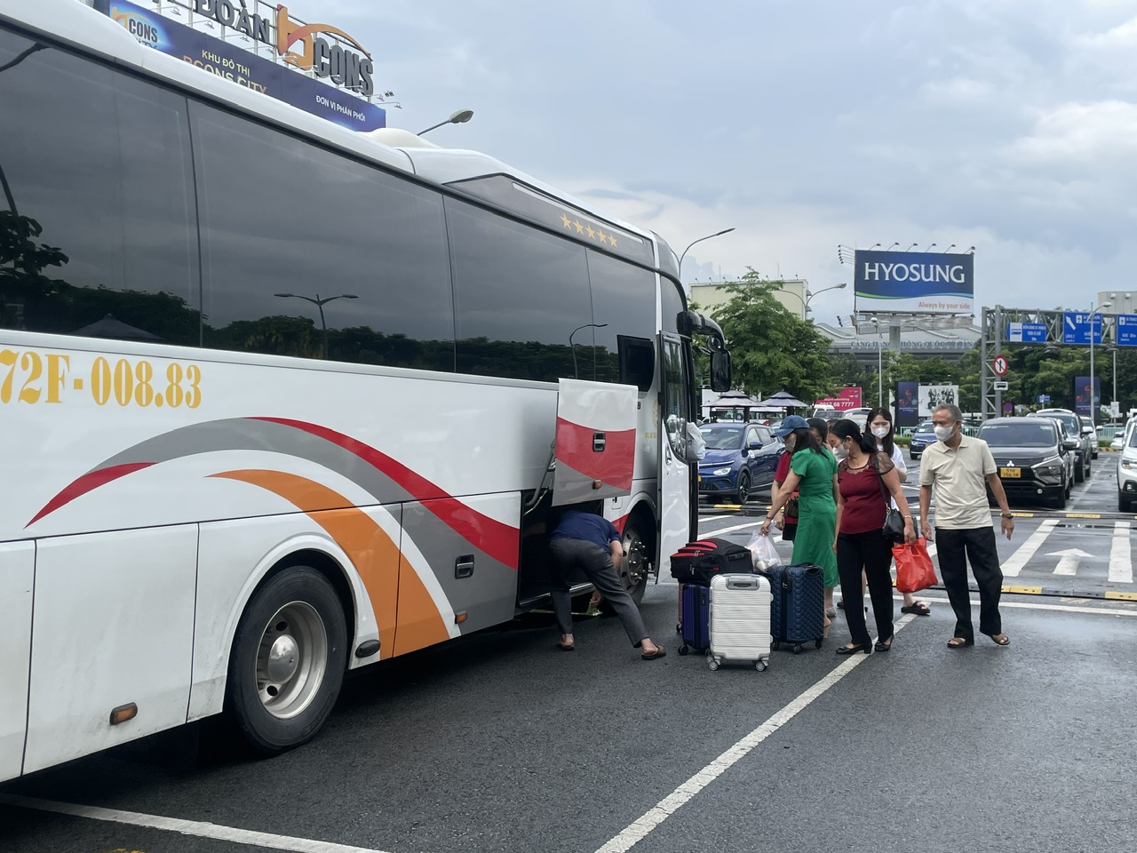 Hành khách đi xe hợp đồng đến sân bay Tân Sơn Nhất (TP HCM)Ảnh: THU HỒNG