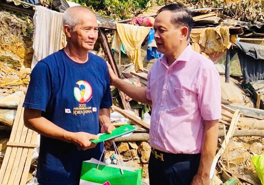 Ngoài nhiệm vụ chuyên môn, khi các hộ có hoàn cảnh khó khăn, các khách hàng vay vốn bị ảnh hưởng bởi thiên tai, chi nhánh NHCSXH tỉnh Yên Bái thường xuyên có mặt kịp thời động viên, chia sẻ bà con với tinh thần "tương thân tương ái", "lá lành đùm lá rách"