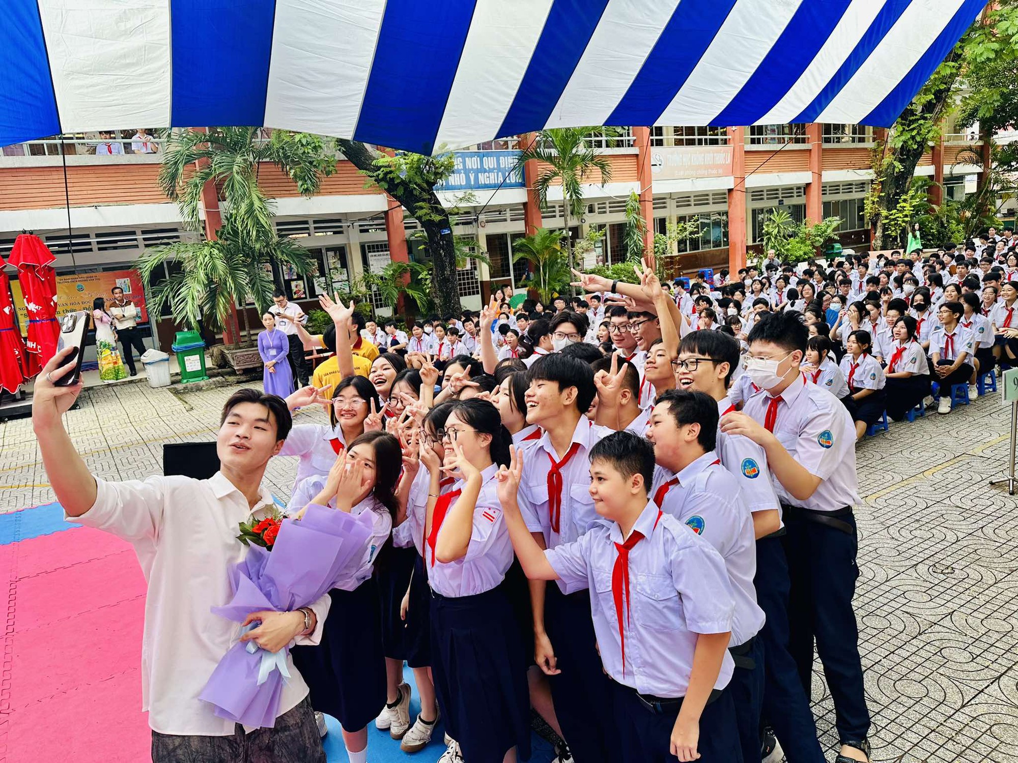Siêu mẫu La Trần Đức Thiện khuấy động "Sân khấu học đường năm 2024" - Ảnh 1.