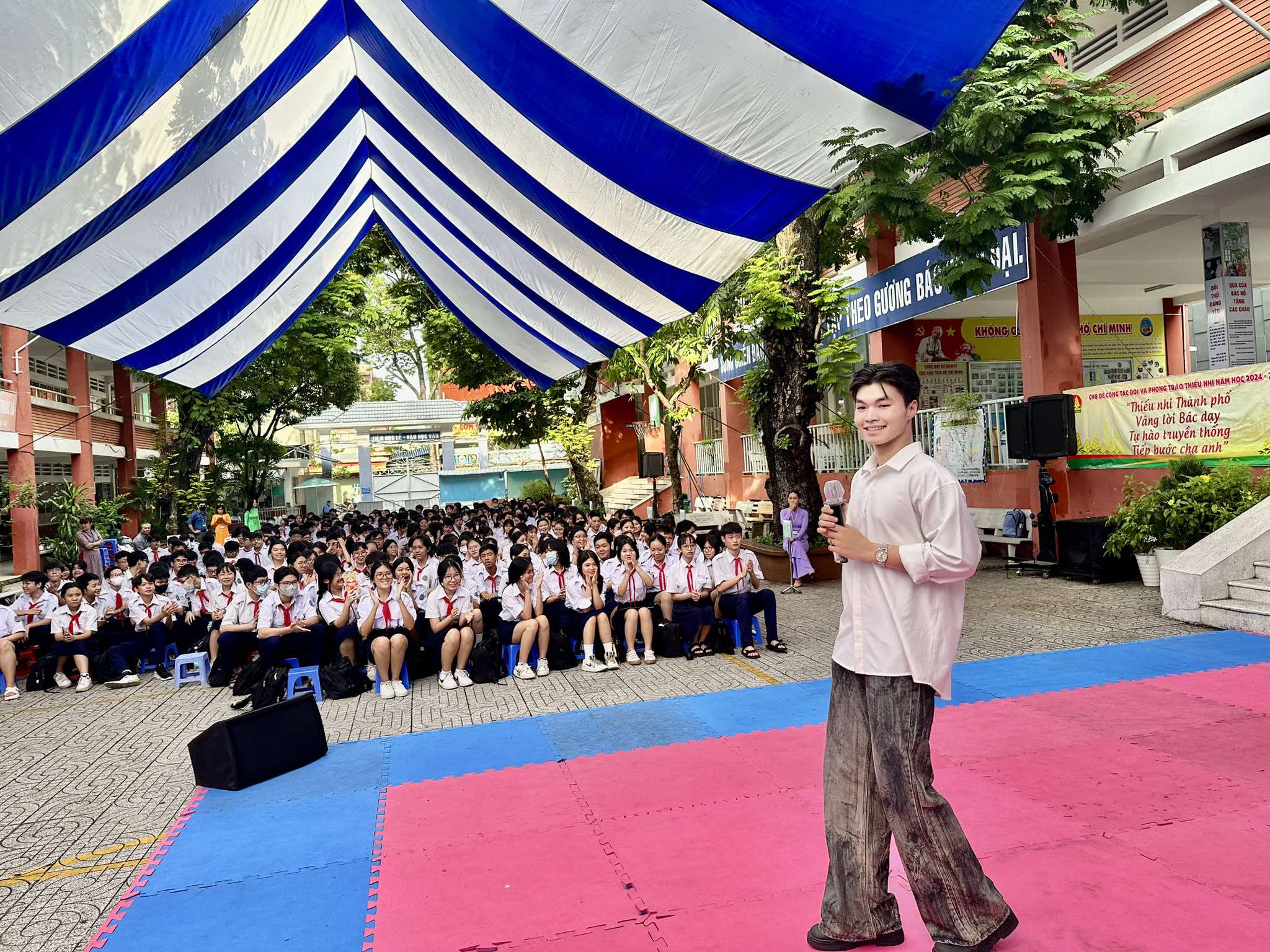 Siêu mẫu La Trần Đức Thiện khuấy động "Sân khấu học đường năm 2024" - Ảnh 3.