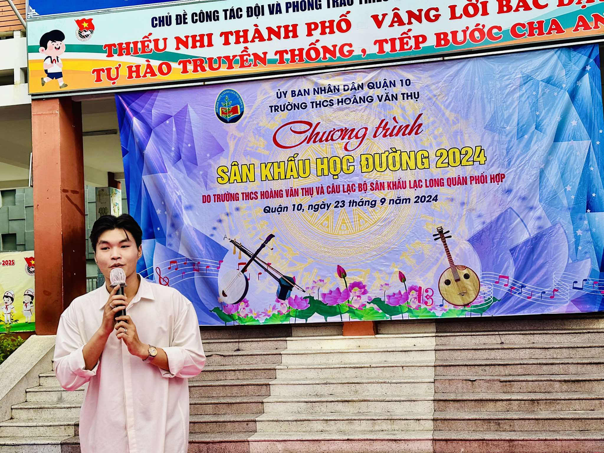 Siêu mẫu La Trần Đức Thiện khuấy động "Sân khấu học đường năm 2024" - Ảnh 4.
