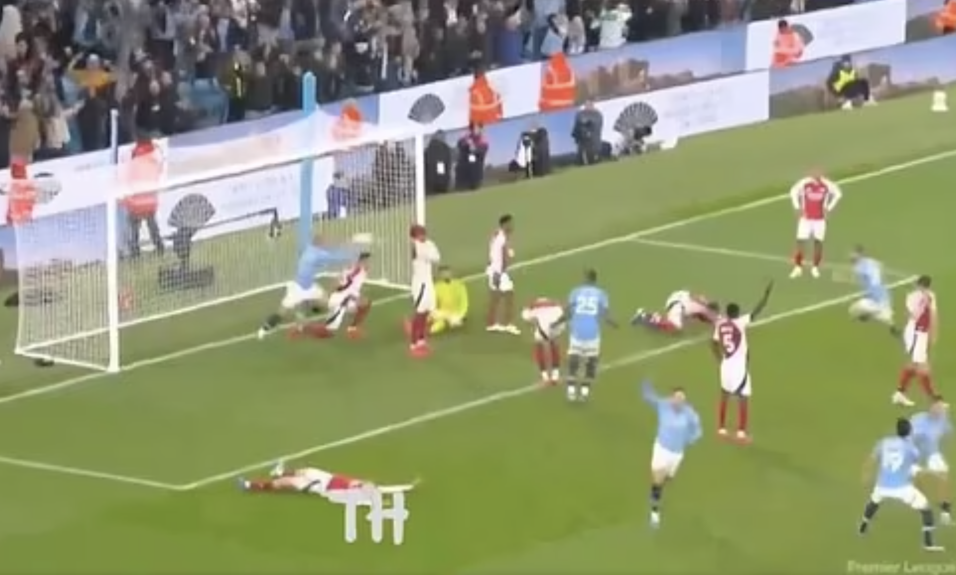 Tho&aacute;t thua ph&uacute;t 98, Man City chỉ tr&iacute;ch Arsenal "ph&aacute; hoại b&oacute;ng đ&aacute;"- Ảnh 2.