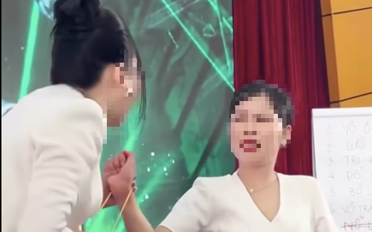 Xôn xao video "sếp búng dây chun" vào tay nhân viên vì thiếu nỗ lực
