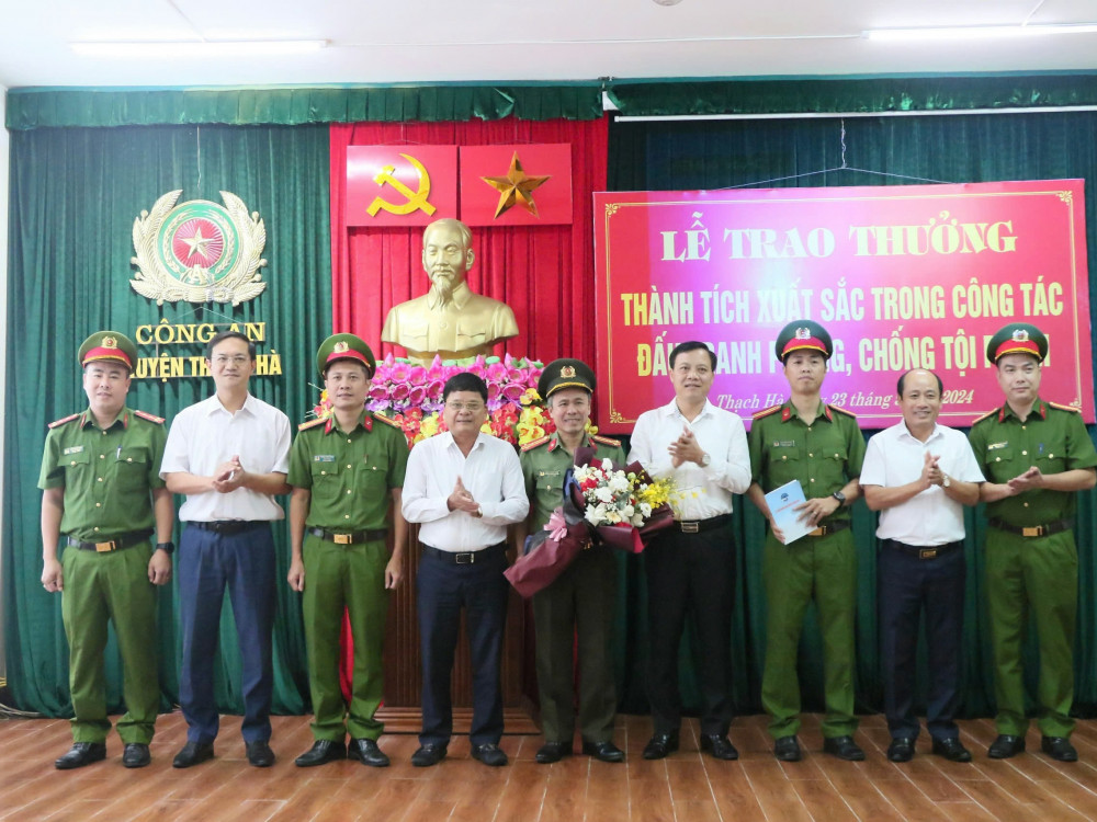 Triệt phá đường dây làm giả giấy tờ để buôn bán điện thoại “dỏm”- Ảnh 1.