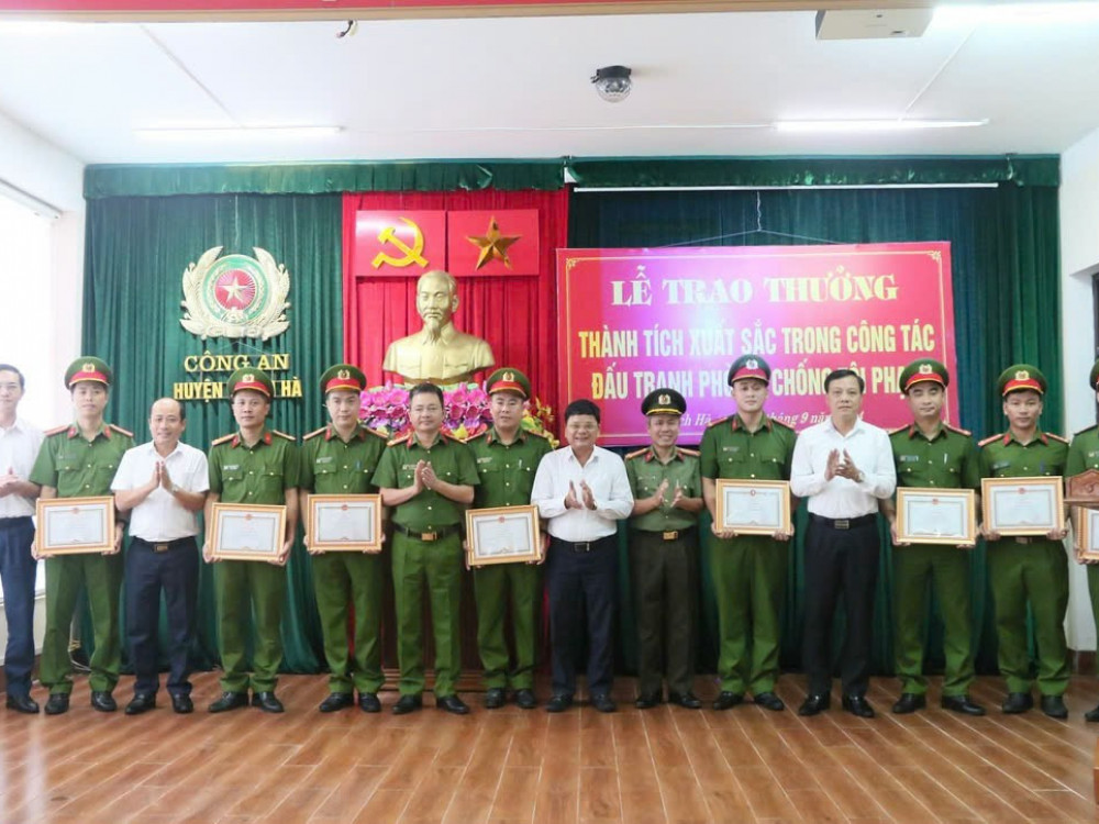 Triệt phá đường dây làm giả giấy tờ để buôn bán điện thoại “dỏm”- Ảnh 2.