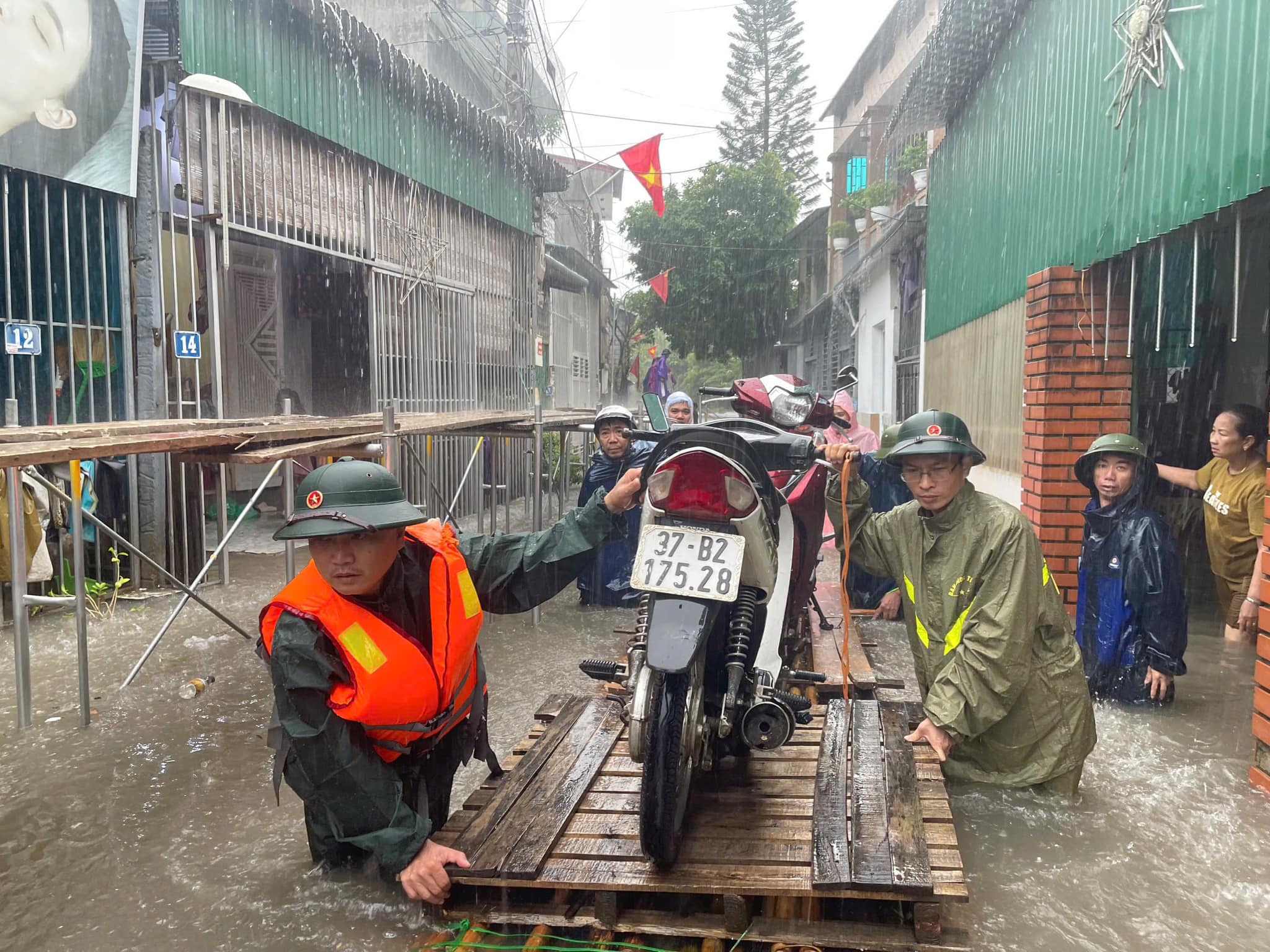 Mưa lớn khiến 3 người tử vong, h&agrave;ng trăm nh&agrave; d&acirc;n bị hư hỏng- Ảnh 7.