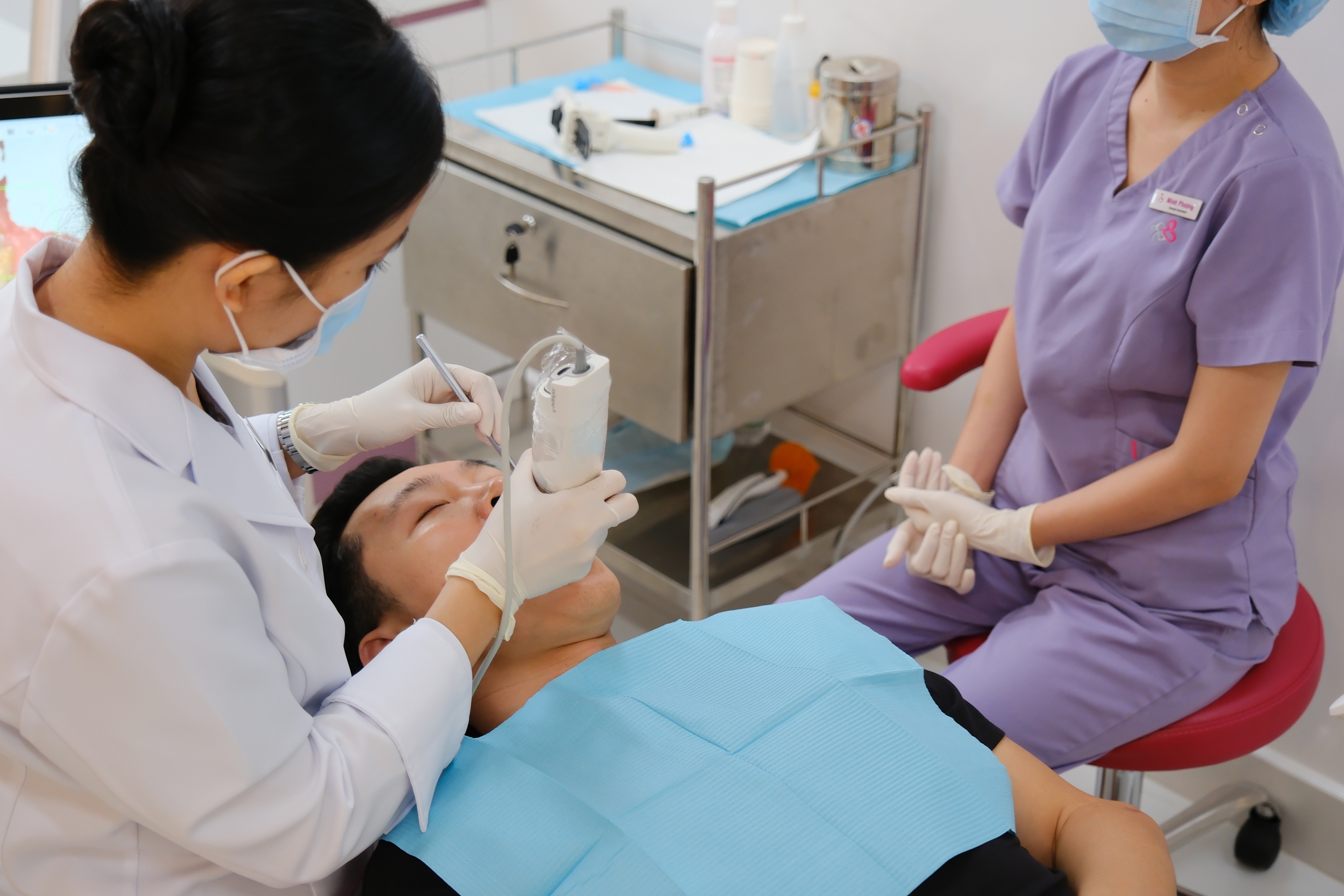 Cải thiện thẩm mỹ v&ugrave;ng răng cửa c&ugrave;ng d&aacute;n sứ Veneer- Ảnh 2.