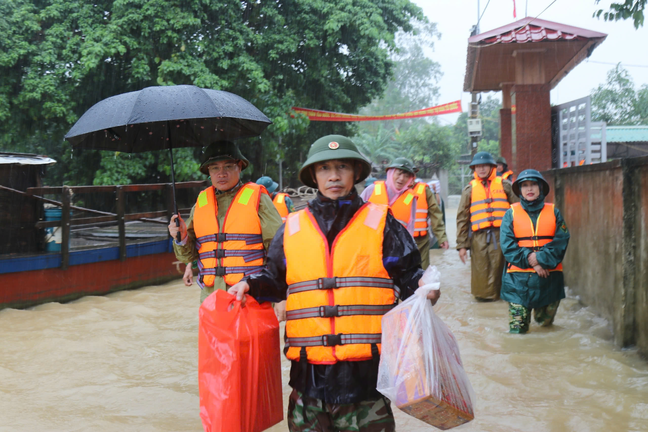 Quảng B&igrave;nh - H&agrave; Tĩnh: Mưa lũ chia cắt hơn ng&agrave;n hộ d&acirc;n,  1 học sinh bị cuốn tr&ocirc;i- Ảnh 4.