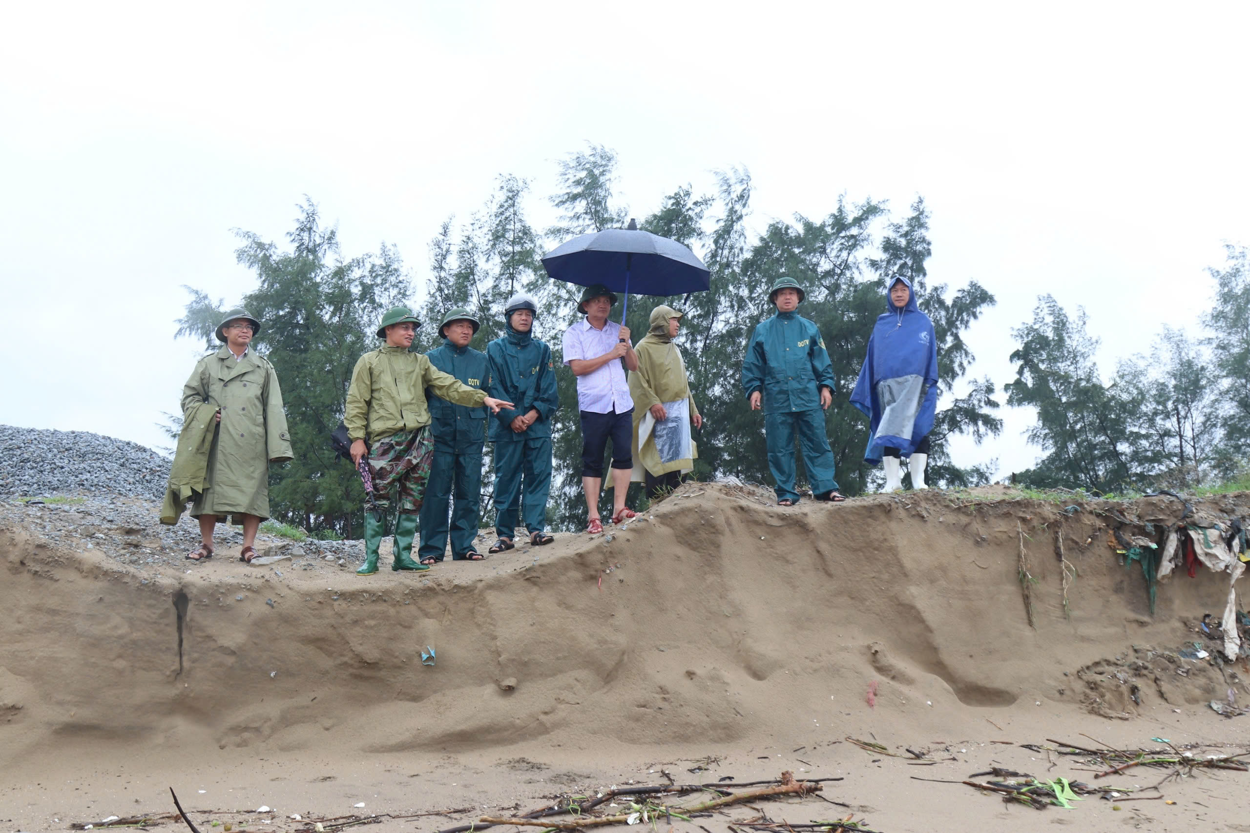 Quảng B&igrave;nh - H&agrave; Tĩnh: Mưa lũ chia cắt hơn ng&agrave;n hộ d&acirc;n,  1 học sinh bị cuốn tr&ocirc;i- Ảnh 3.