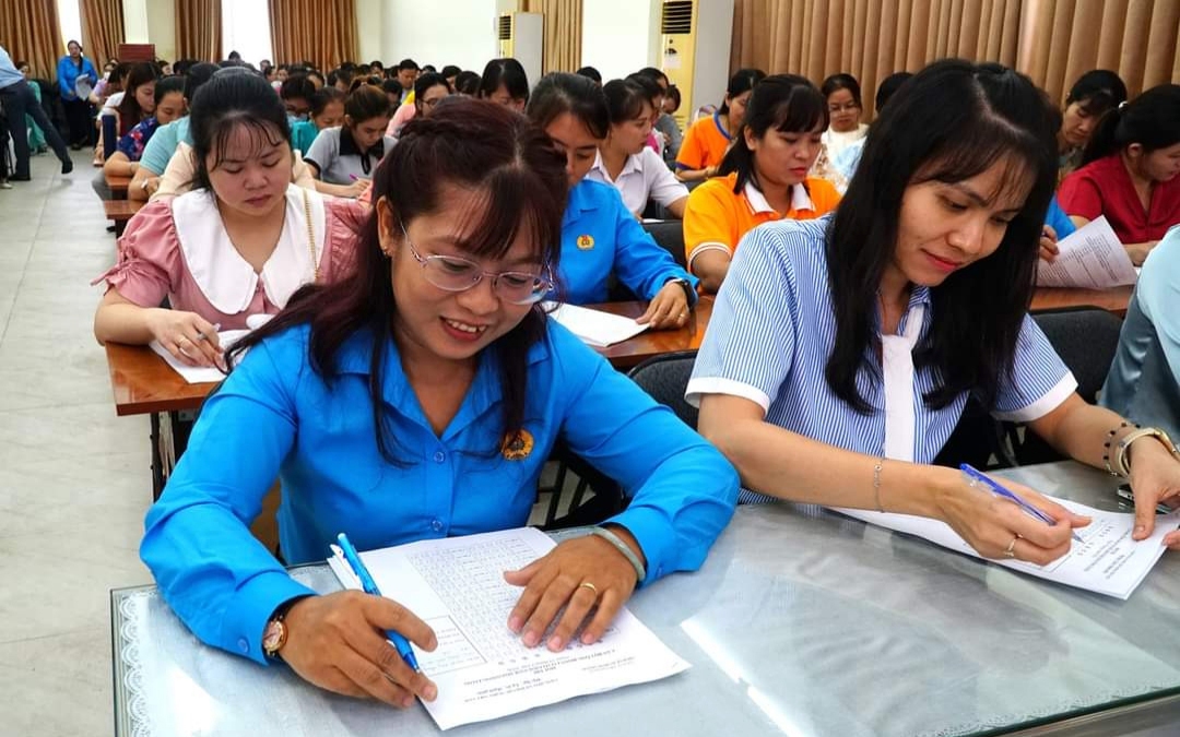 Hàng trăm thí sinh thi Cán bộ Công đoàn cơ sở giỏi