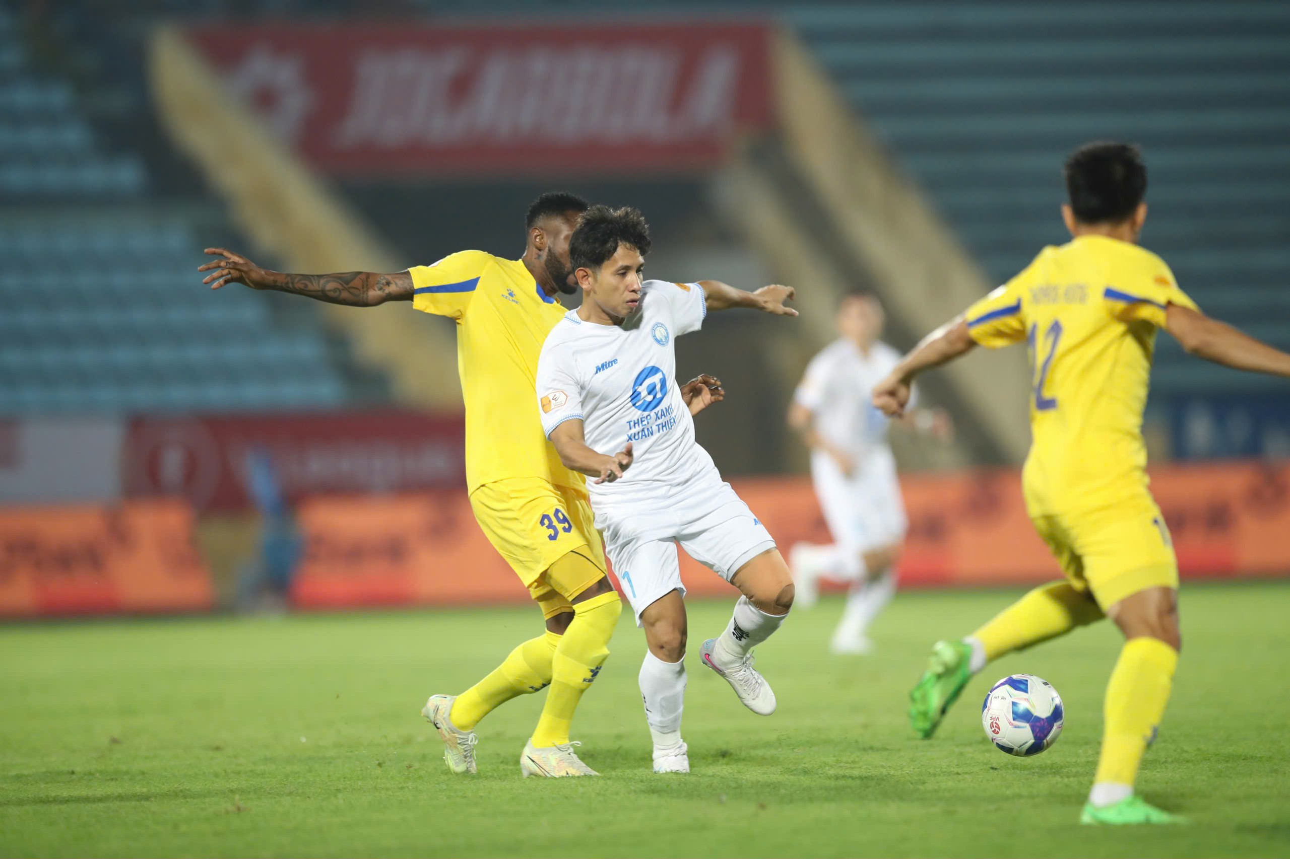 Nguyễn Xu&acirc;n Son "tịt ng&ograve;i" trong ng&agrave;y HLV Kim Sang-sik dự kh&aacute;n V-League- Ảnh 5.