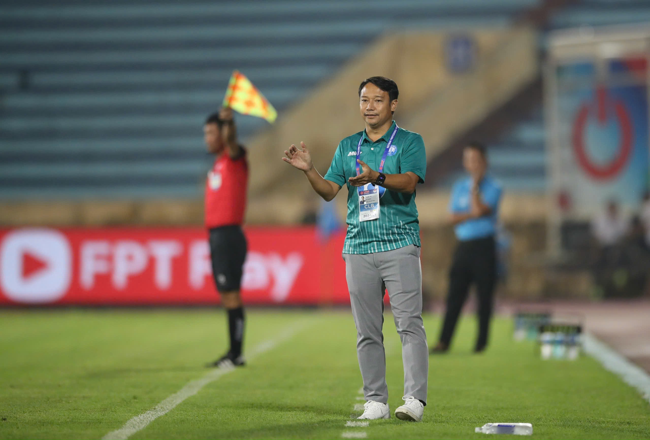 Nguyễn Xu&acirc;n Son "tịt ng&ograve;i" trong ng&agrave;y HLV Kim Sang-sik dự kh&aacute;n V-League- Ảnh 6.