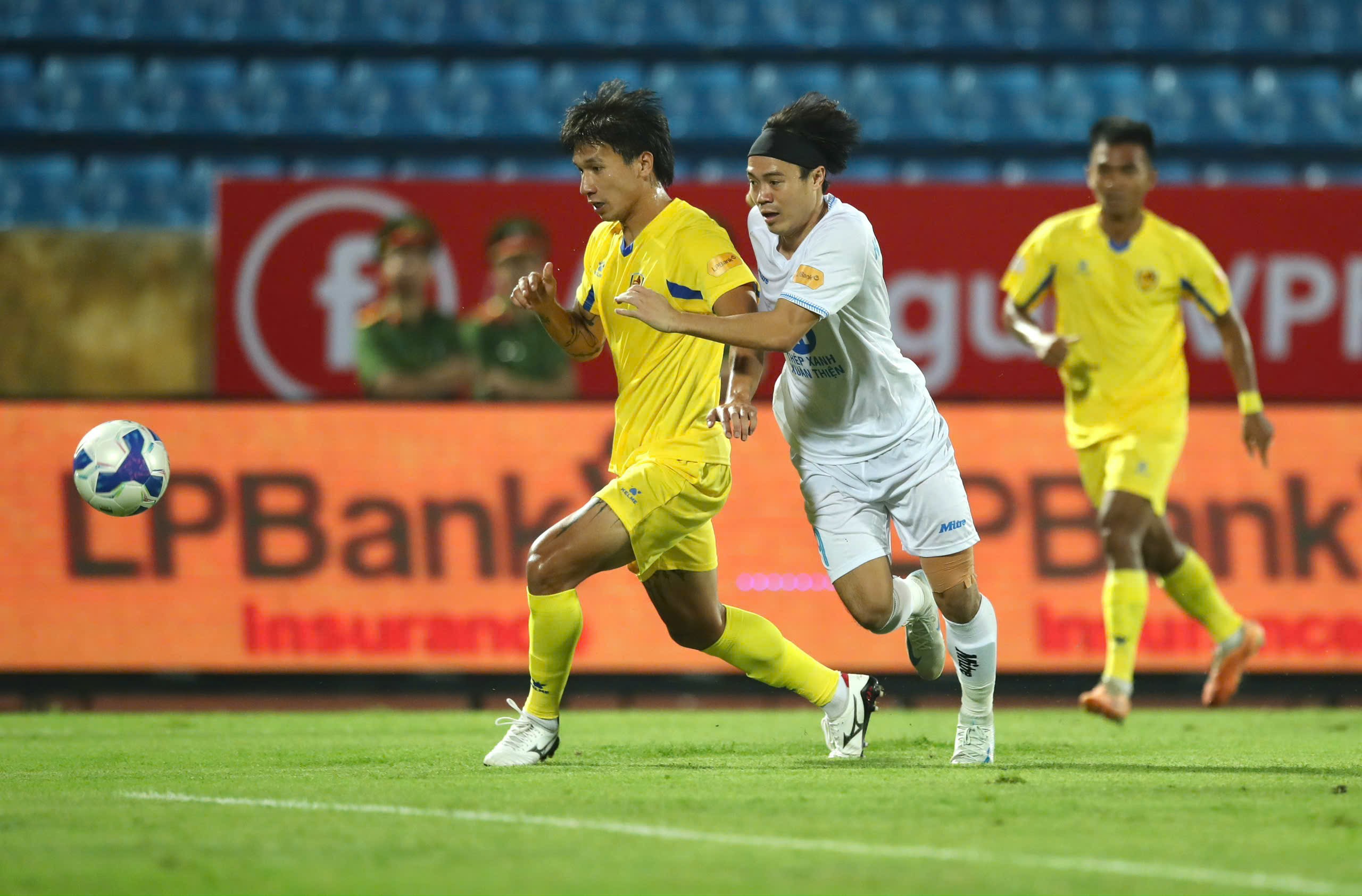 Nguyễn Xu&acirc;n Son "tịt ng&ograve;i" trong ng&agrave;y HLV Kim Sang-sik dự kh&aacute;n V-League- Ảnh 4.