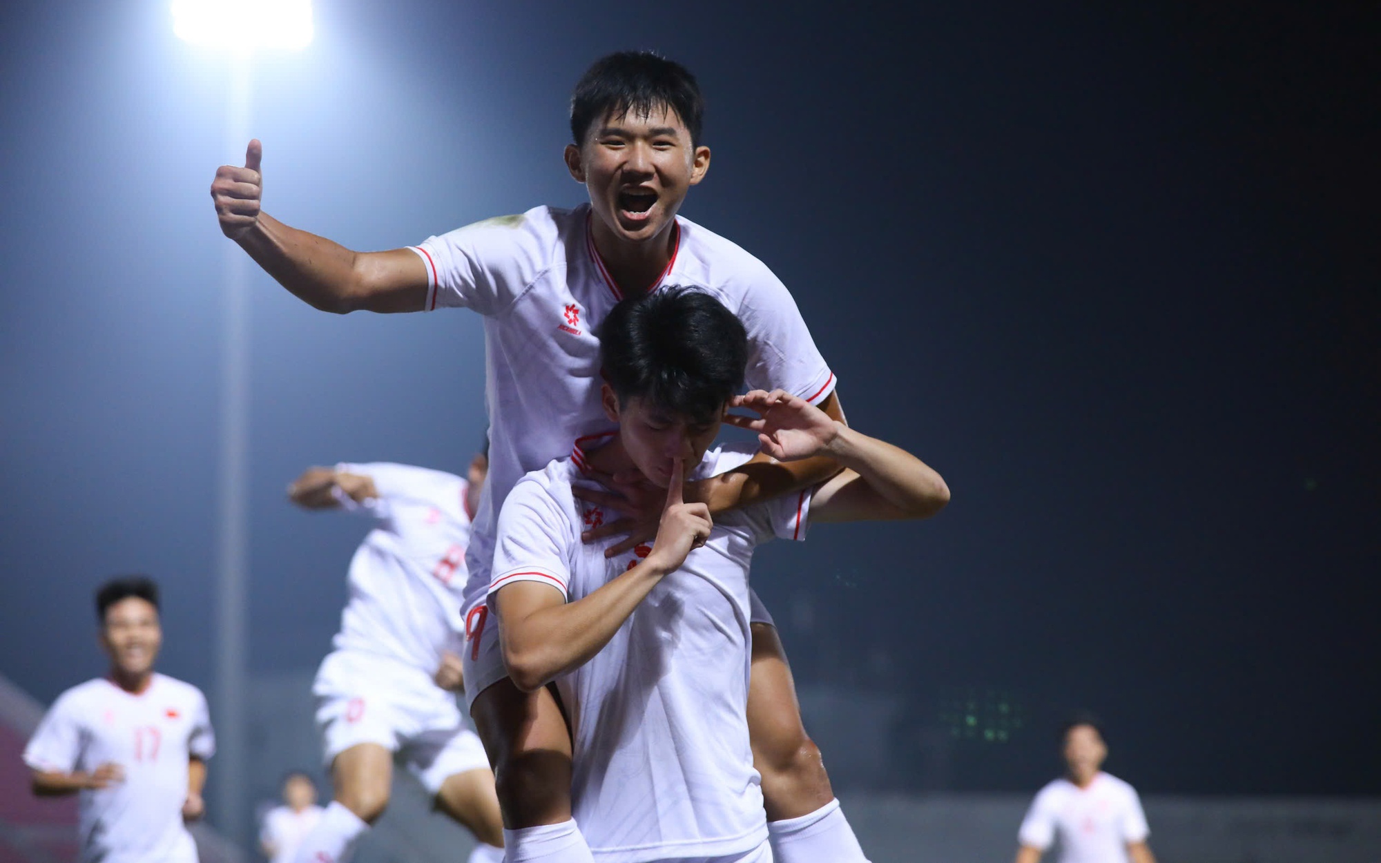 Công Phương tỏa sáng, U20 Việt Nam thắng