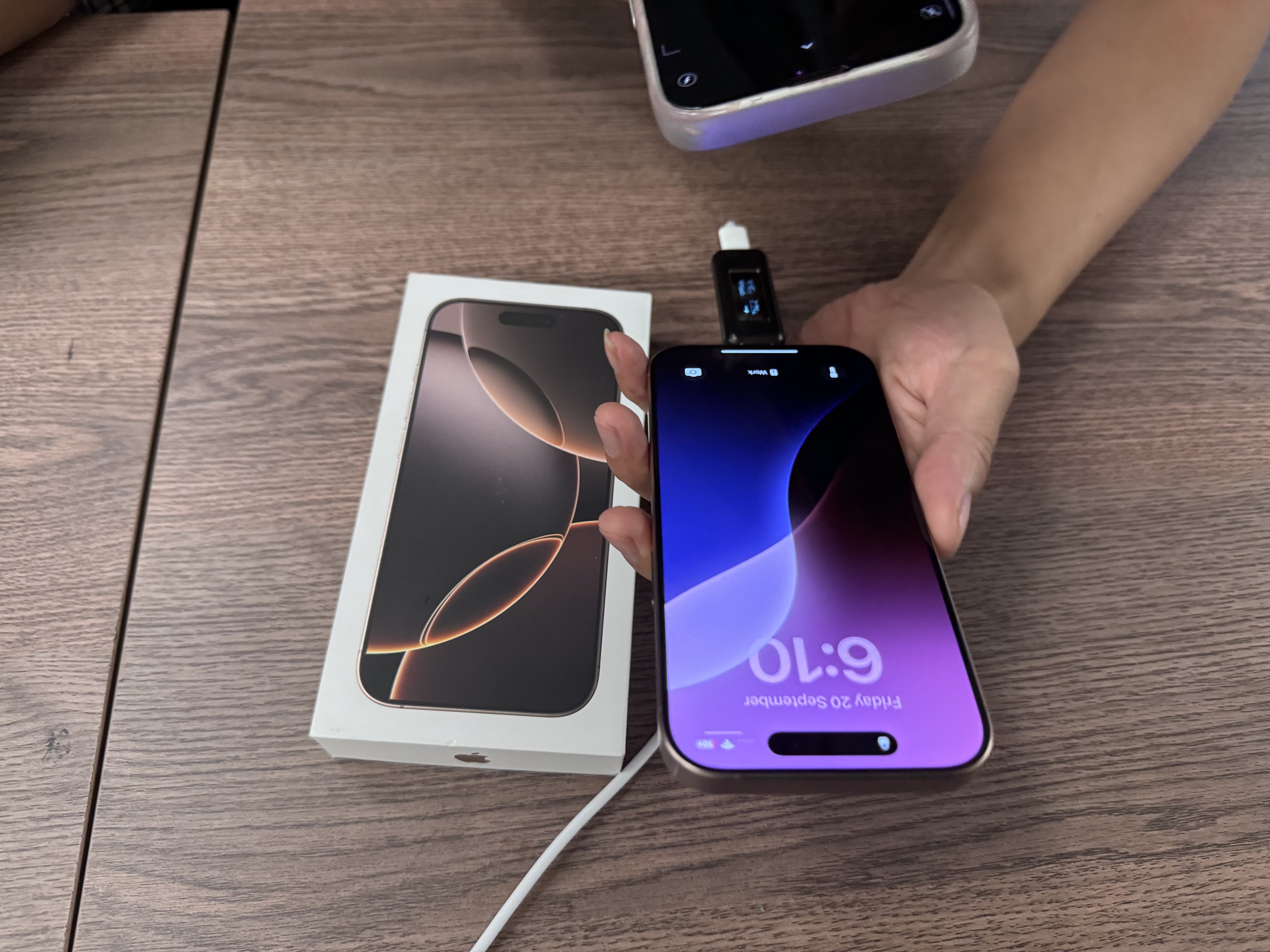 iPhone 16 Pro Max v&agrave;ng sa mạc &ldquo;ch&aacute;y&rdquo; h&agrave;ng, cửa h&agrave;ng &ldquo;&eacute;p&rdquo; kh&aacute;ch mua th&ecirc;m g&oacute;i bảo h&agrave;nh- Ảnh 1.