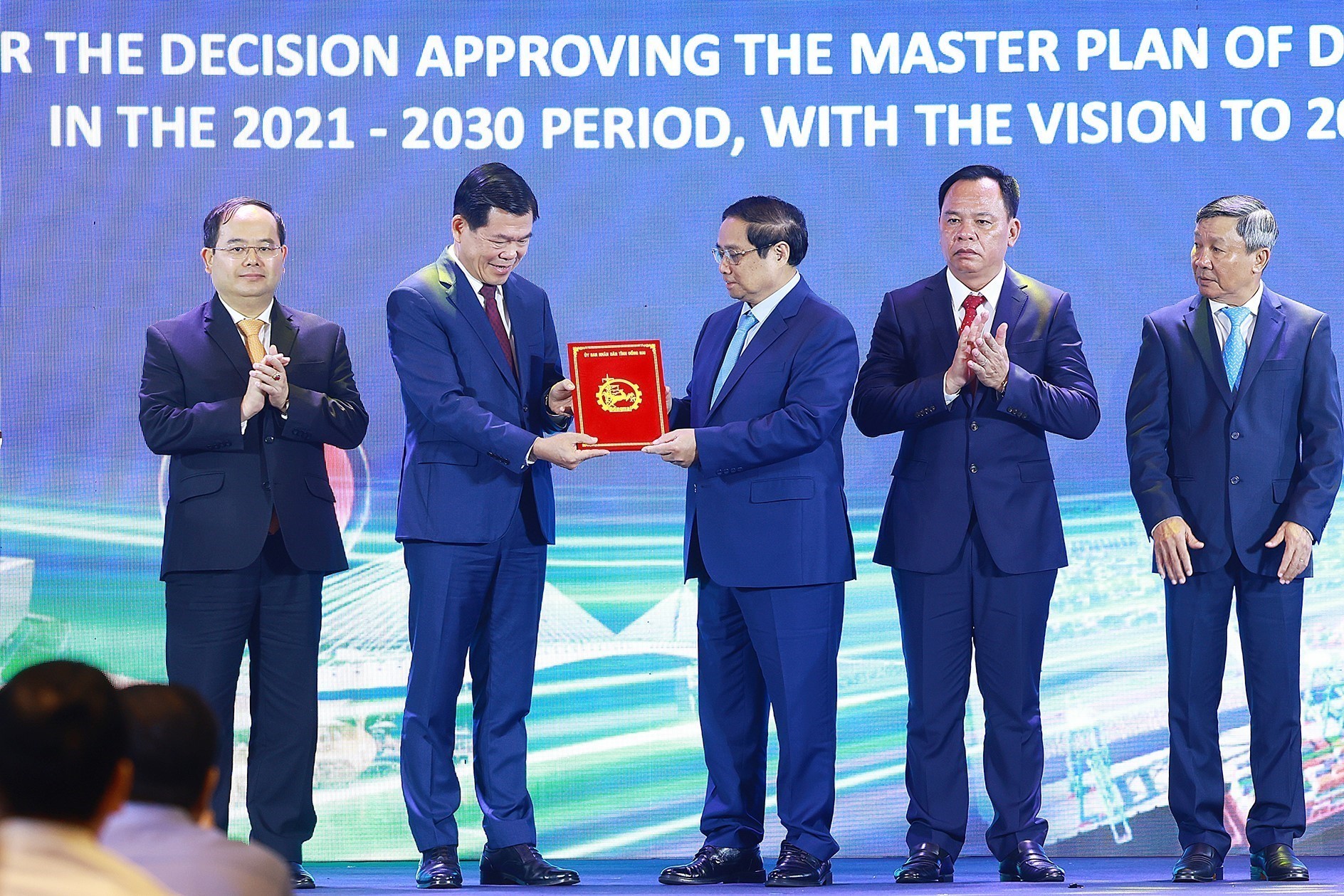 Thủ tướng Phạm Minh Chính trao Quyết định phê duyệt Quy hoạch tỉnh Đồng Nai thời kỳ 2021 - 2030, tầm nhìn đến năm 2050 cho lãnh đạo tỉnh Đồng Nai Ảnh: TTXVN