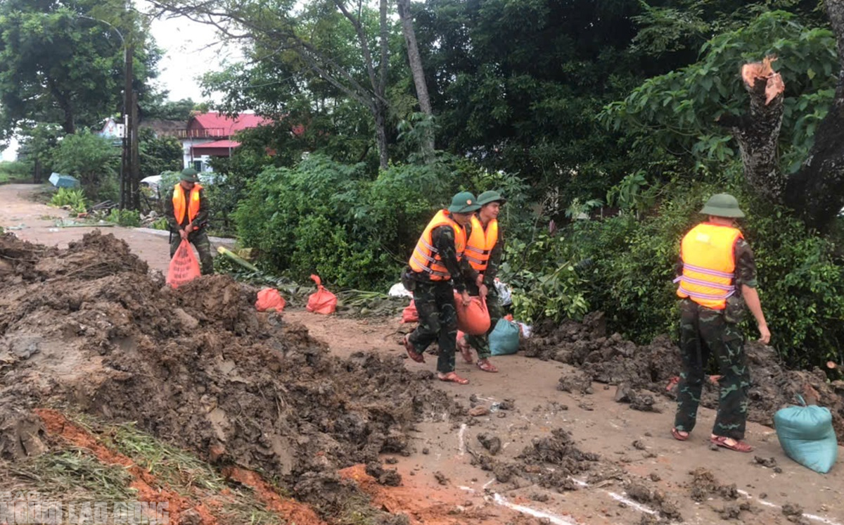 VIDEO: Qu&acirc;n đội huy động cả trăm người xử l&yacute; sự cố nước lũ thấm qua đ&ecirc; s&ocirc;ng M&atilde;- Ảnh 4.