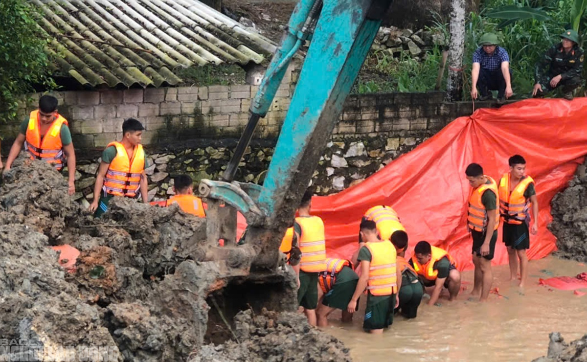 VIDEO: Qu&acirc;n đội huy động cả trăm người xử l&yacute; sự cố nước lũ thấm qua đ&ecirc; s&ocirc;ng M&atilde;- Ảnh 7.