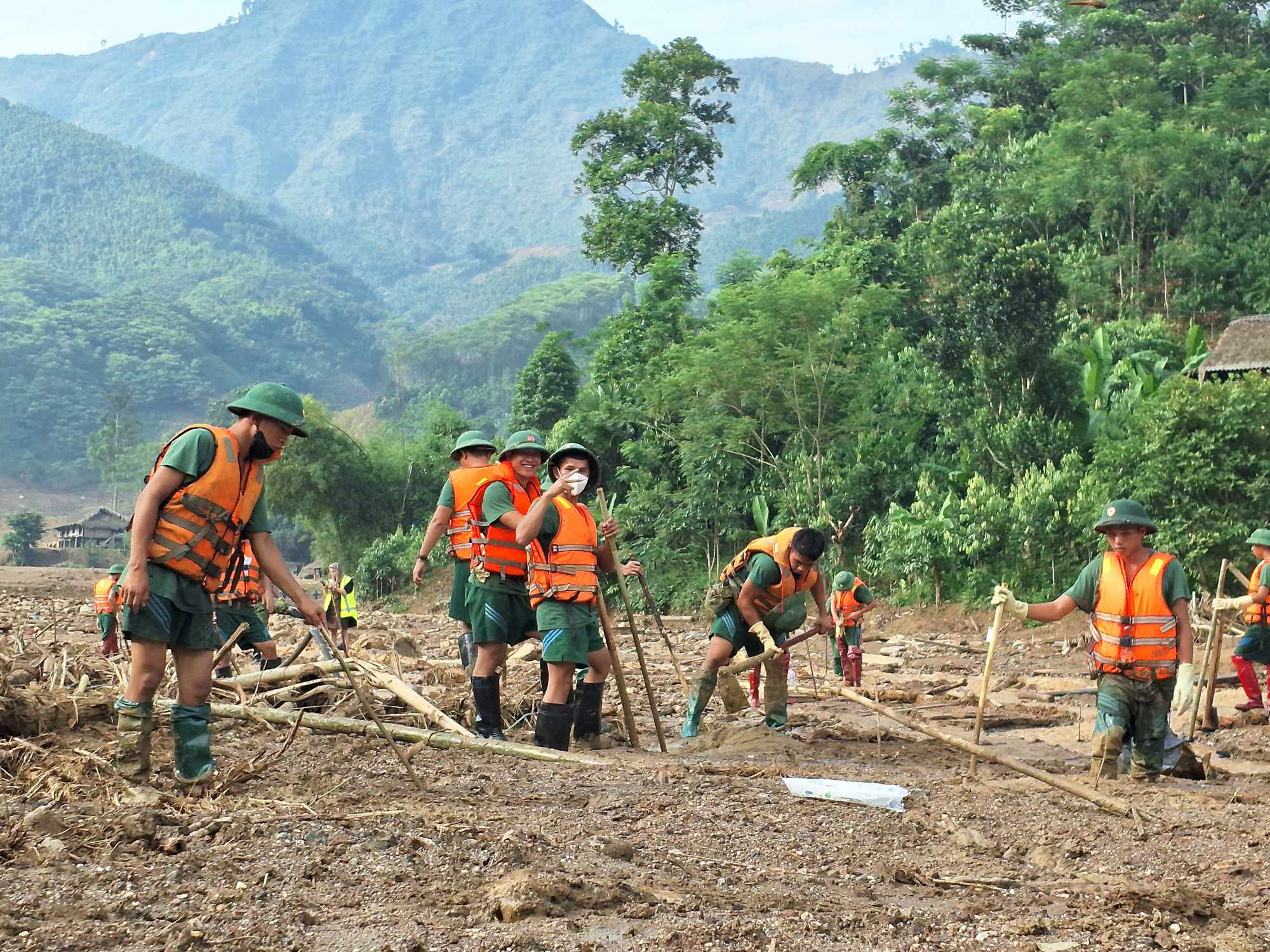 Xúc động hình ảnh người dân xếp hàng dài, bật khóc khi tiễn các anh bộ đội rời Làng Nủ- Ảnh 9.