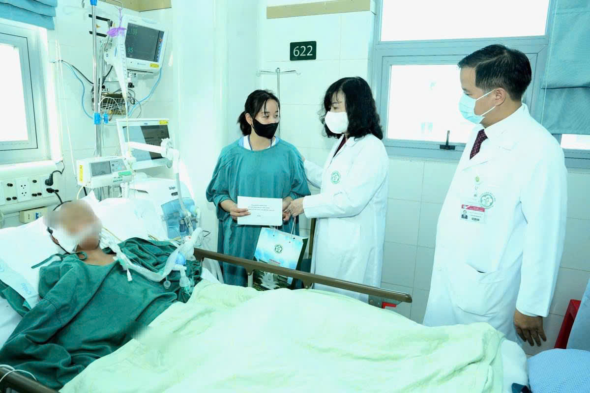 Tin vui về sức khỏe bé gái bị lũ quét ở Làng Nủ- Ảnh 1.