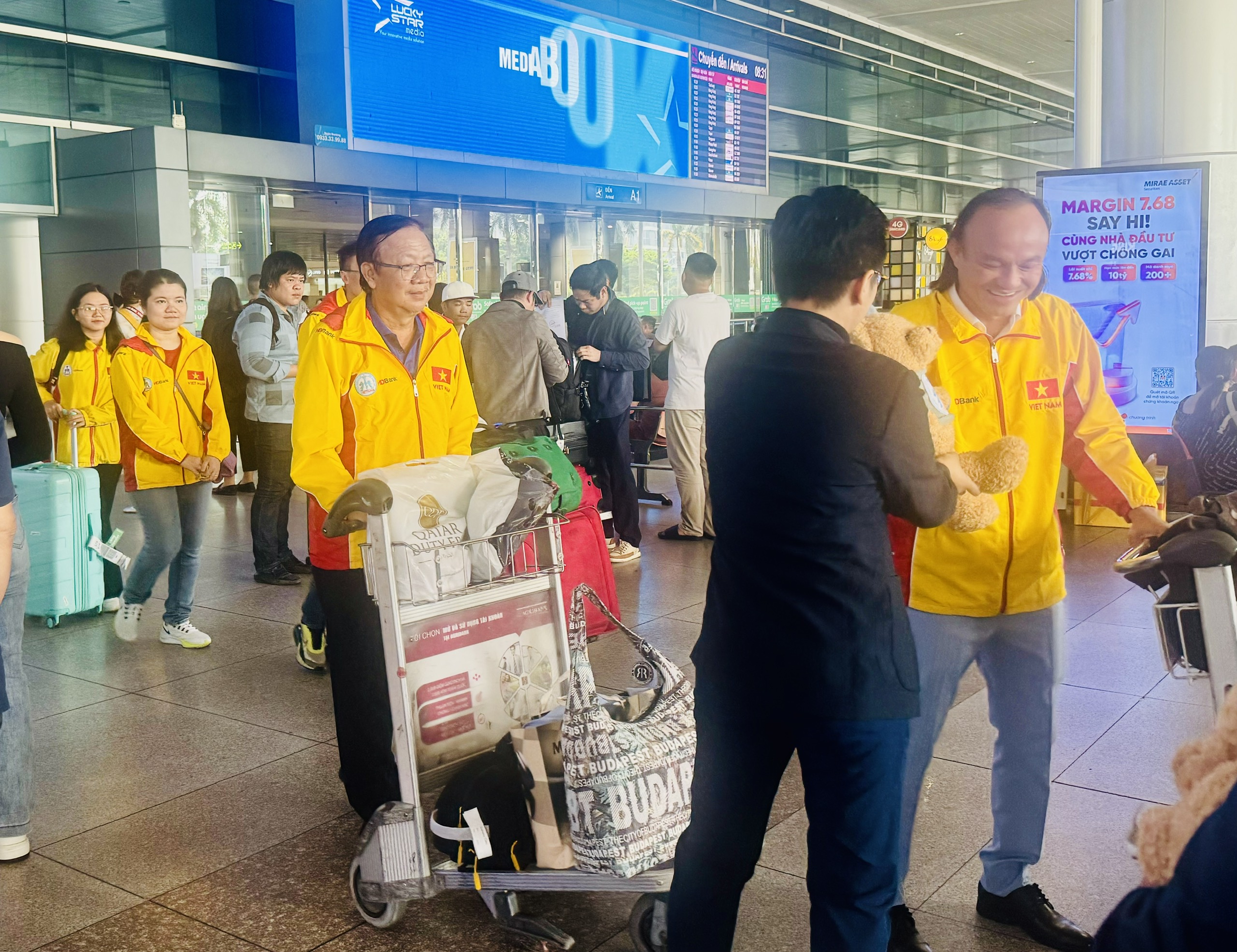 Các kỳ thủ Việt Nam trở về sau Olympiad cờ vua 2024- Ảnh 3.