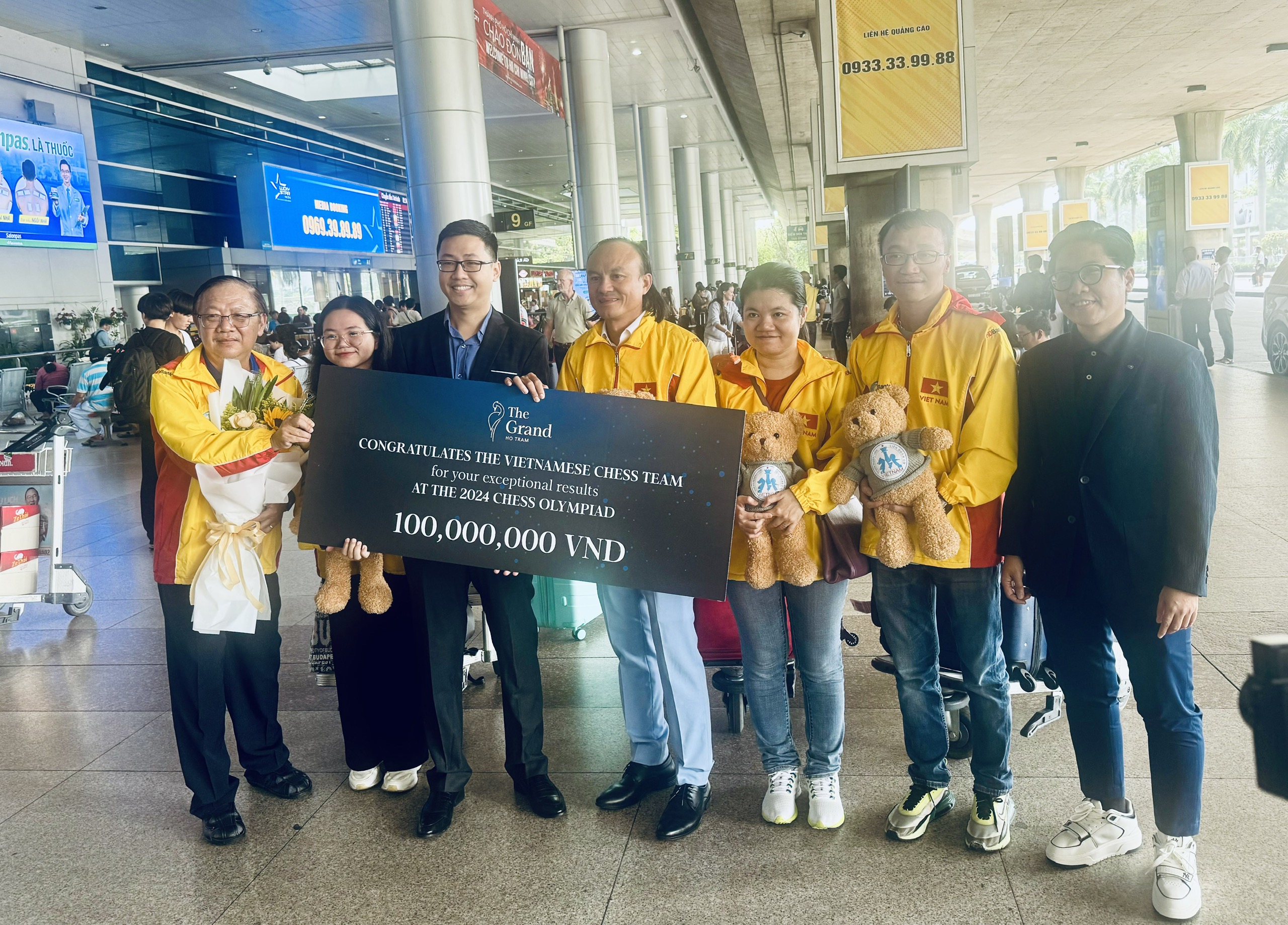 Các kỳ thủ Việt Nam trở về sau Olympiad cờ vua 2024- Ảnh 4.