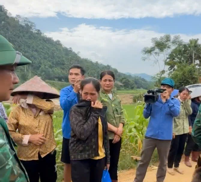 Xúc động hình ảnh người dân xếp hàng dài, bật khóc khi tiễn các anh bộ đội rời Làng Nủ- Ảnh 4.