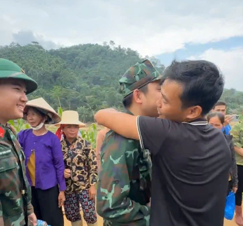 Xúc động hình ảnh người dân xếp hàng dài, bật khóc khi tiễn các anh bộ đội rời Làng Nủ- Ảnh 2.