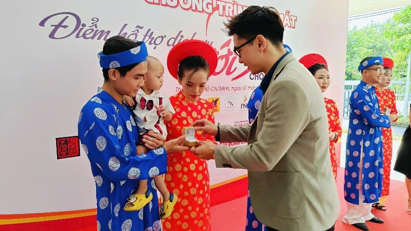Gia đ&igrave;nh trẻ hạnh ph&uacute;c 2024: Chuỗi Lễ cưới tập thể v&agrave; trao nhẫn cưới cho c&aacute;c cặp đ&ocirc;i kh&oacute; khăn tr&ecirc;n to&agrave;n quốc- Ảnh 1.